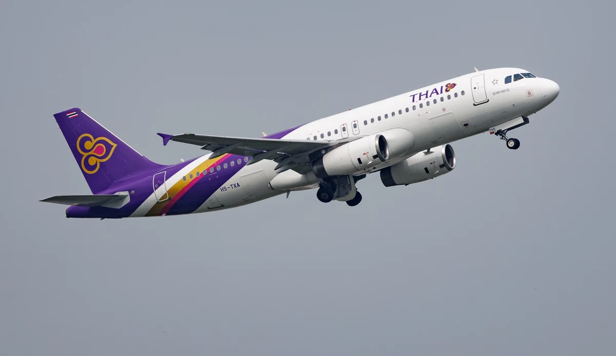 Airbus ogłosił natychmiastową aktualizację oprogramowania dla tysięcy samolotów z rodziny A320 po incydencie związanym z awarią systemu sterowania lotem. Decyzja może spowodować poważne zakłócenia w ruchu lotniczym, zwłaszcza przed jednym z najbardziej ruchliwych weekendów podróżniczych w USA.