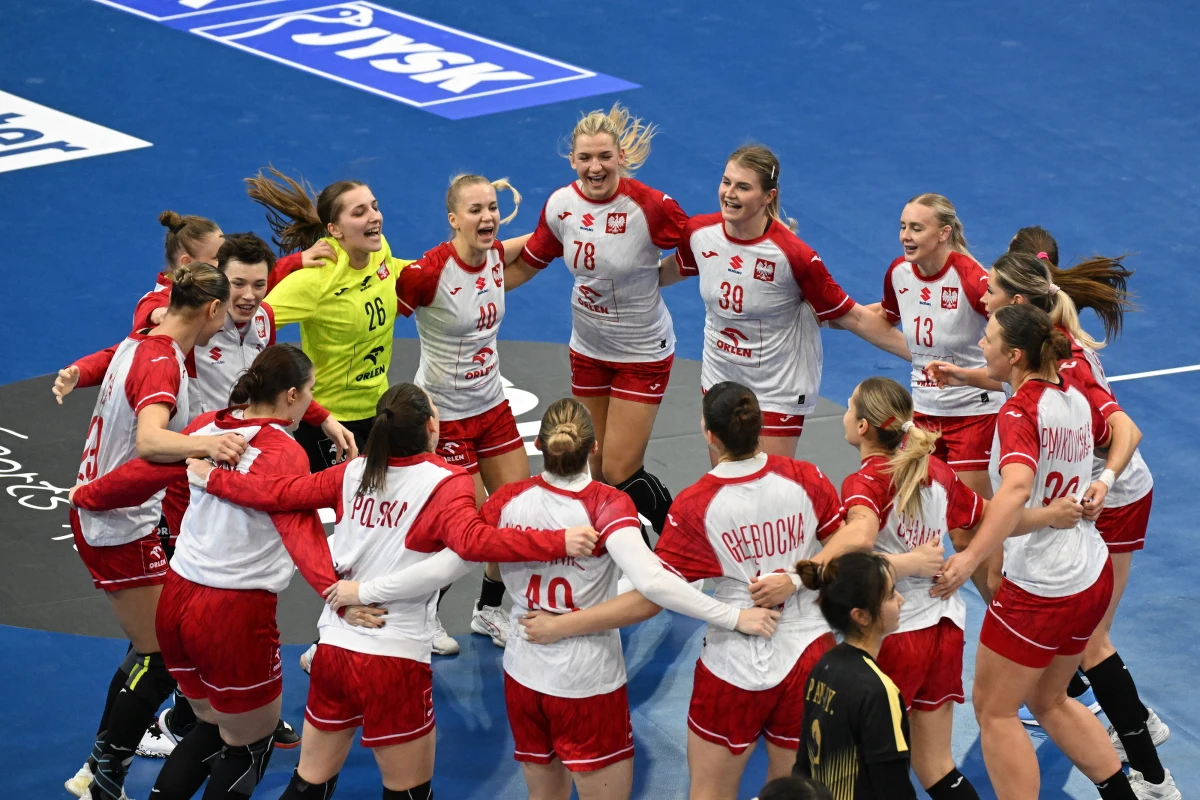 ​Od okazałego zwycięstwa udział w mistrzostwach świata zaczęły reprezentantki Polski. W pierwszym meczu pokonały Chinki 36:20. Wygrana Biało-Czerwonych po pierwszej połowie wcale nie była taka pewna, gdyż na przerwę Polki schodziły z przewagą zalewie trzech punktów. 