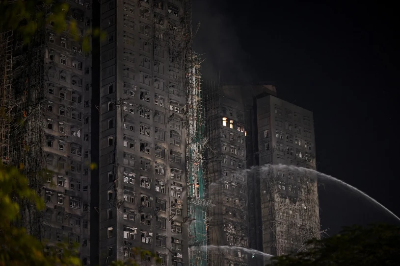 Coraz więcej ofiar, kolejni aresztowani. Hongkong pogrążony w żałobie