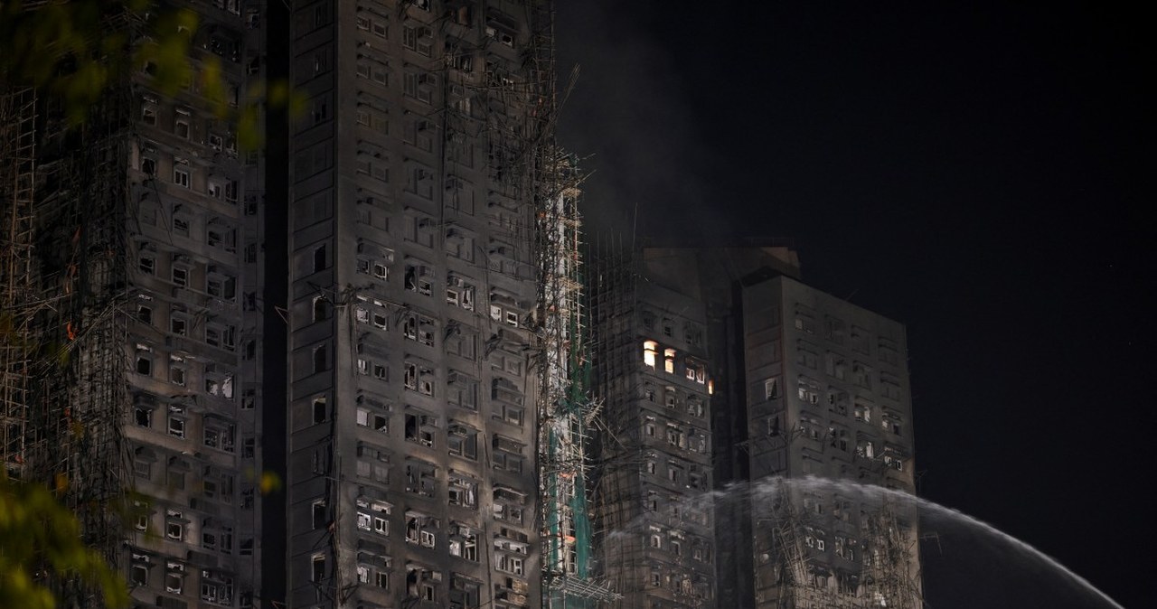 Coraz więcej ofiar, kolejni aresztowani. Hongkong pogrążony w żałobie