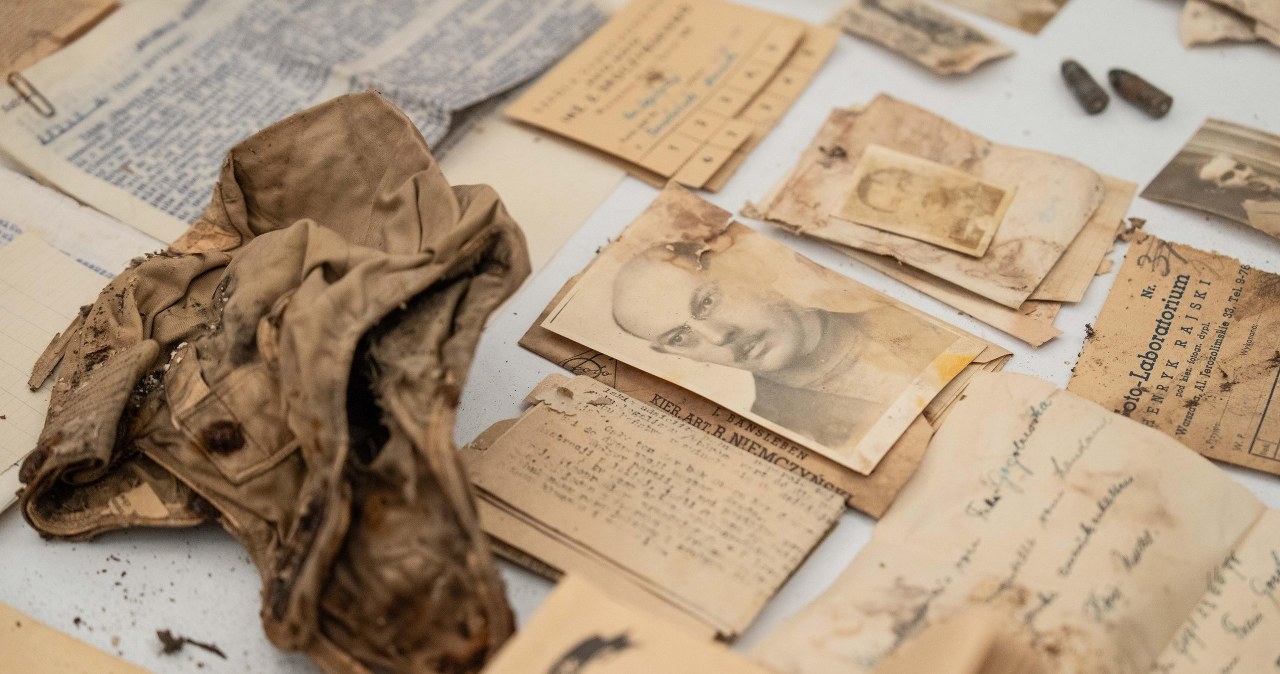 wiadomości,aktualności,Interia Remont kamienicy ujawnił tajemnicę skrywaną od dziesięcioleci. Wśród cennych dokumentów pamiętnik kobiety