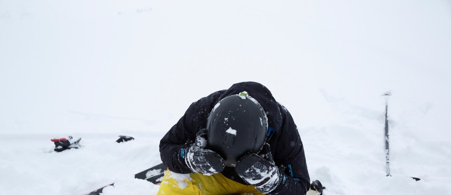 Trzeba było zacząć już trzy miesiące temu, jednak jeżeli dopiero pod wpływem pierwszego śniegu pomyśleliśmy o nartach, to już naprawdę ostatni dzwonek – a nawet sygnał alarmowy, żeby zacząć przygotowania. Bez ćwiczeń nóg i mięśni tułowia – ryzykujemy, że nabawimy się kontuzji, a pierwszy dzień na stoku będzie tym ostatnim, w najlepszej sytuacji tylko w tym sezonie.