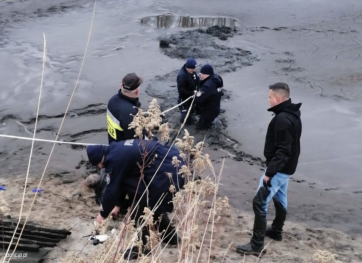 Zaginiona 73-latka odnaleziona w stawie. Trafiła do szpitala