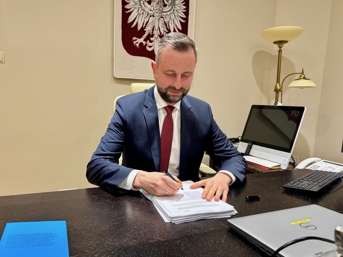 "Podpisane i wysłane". Wniosek wpłynął do Brukseli tuż przed północą