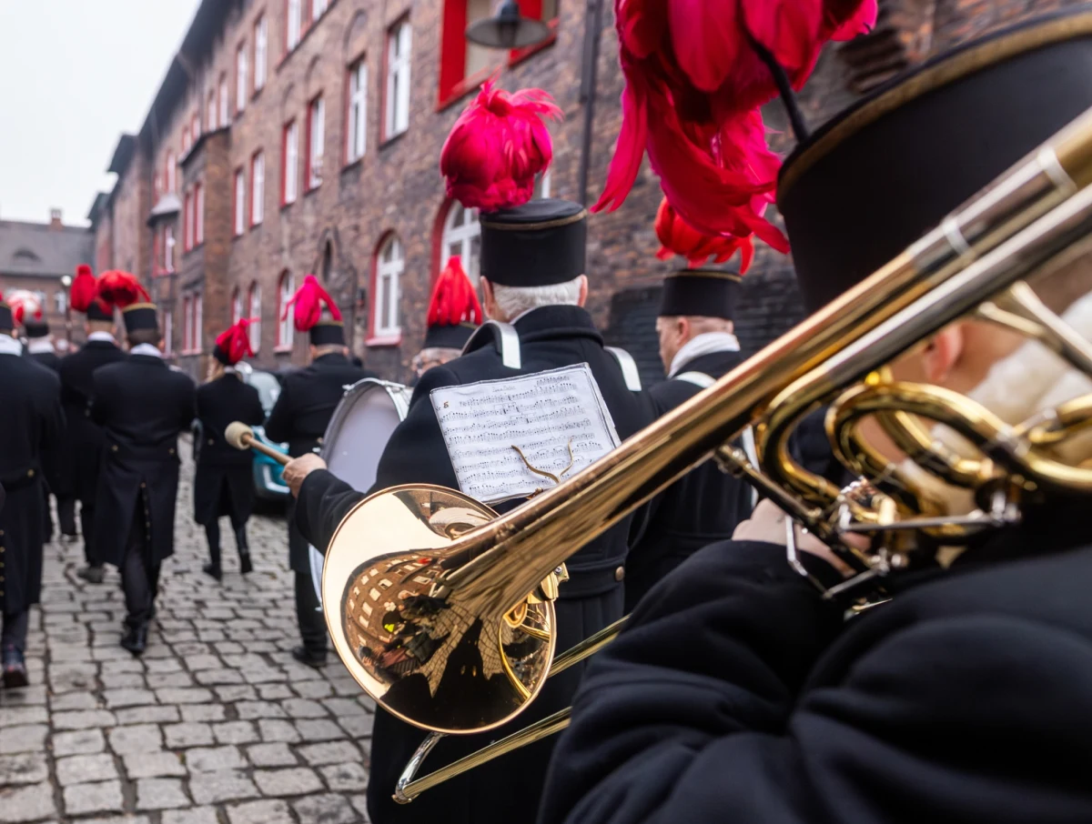 W Jastrzębskiej Spółce Węglowej narasta konflikt między związkami zawodowymi a zarządem. Powodem jest decyzja o drastycznym obniżeniu tegorocznej barbórki - tradycyjnego świadczenia wypłacanego z okazji Dnia Górnika. "Solidarność" poinformowała o wszczęciu sporu zbiorowego z zarządem, podkreślając, że decyzja została podjęta jednostronne, a powinna być uzgodniona ze związkami - ustaliła reporterka RMF FM Anna Kropaczek.