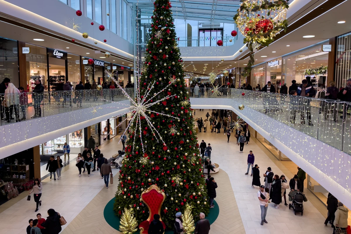 Czy niedziela 30 listopada jest niedzielą handlową? Ten weekend z powodu Black Friday przebiega pod znakiem zakupowego szaleństwa, jednak w ostatnią niedzielę listopada sklepy są zamknięte. W grudniu niedziela handlowa przypada natomiast trzy razy.