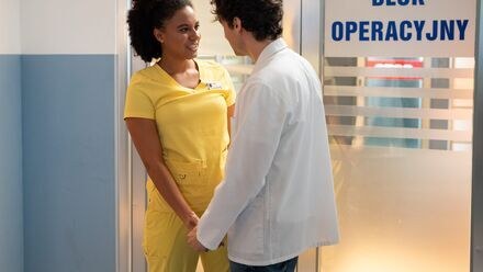 Zdjęcie ilustracyjne Na dobre i na złe odcinek 973 "Toniemy! Orkiestra! Grać!"