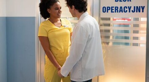 Zdjęcie ilustracyjne Na dobre i na złe odcinek 973 "Toniemy! Orkiestra! Grać!"