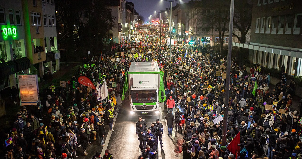 Zamieszki i masowe protesty. W tle nowy ruch skrajnie prawicowej AfD
