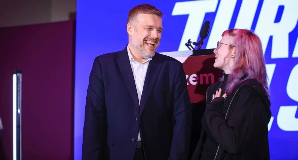 "Zamiast wiecznej wojny dwóch żywiących się nienawiścią emerytów – plan dla Polski" - napisał w sobotę Adrian Zandberg, współprzewodniczący Razem, nawiązując ironicznie do Donalda Tuska i Jarosława Kaczyńskiego. Wcześniej w Bielsku-Białej odbyła się konwencji partii. Liderzy ugrupowania mówili o "Turbo Polsce" - planie Razem na strategiczne inwestycje gospodarcze. Adrian Zandberg i Aleksandra Owca zapowiedzieli, że w ramach trasy odwiedzą 49 byłych miast wojewódzkich.