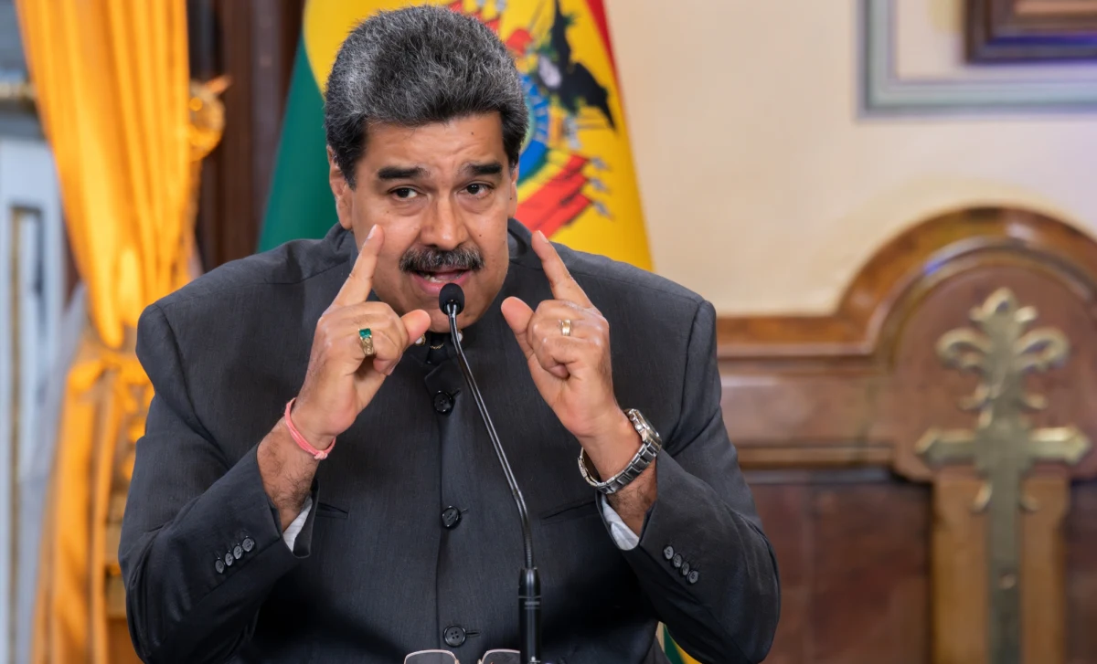 ​"Wenezuela odrzuca wrogi, jednostronny i arbitralny komunikat Trumpa, dotyczący przestrzeni powietrznej" - poinformował rząd w Caracas, cytowany przez agencję Reutera. Wcześniej prezydent USA ogłosił, żeby tamtejszą przestrzeń powietrzną traktować jako zamkniętą. Wenezuelskie władze określiły to jako "kolonialne ambicje" wobec Ameryki Łacińskiej.