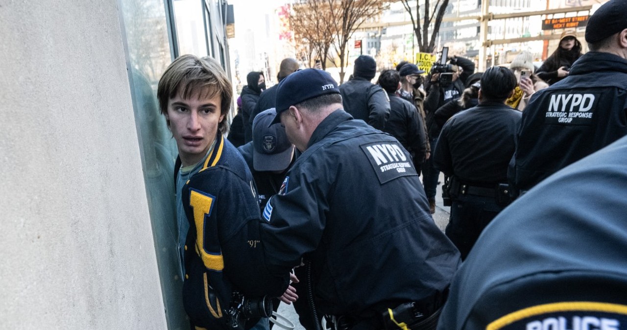 Napięcie w metropolii. Ludzie stworzyli żywą barykadę, fala aresztowań