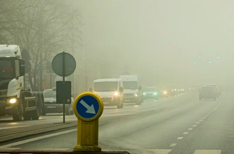 Fatalne warunki na drogach. Marznący deszcz i gęste mgły w całej Polsce
