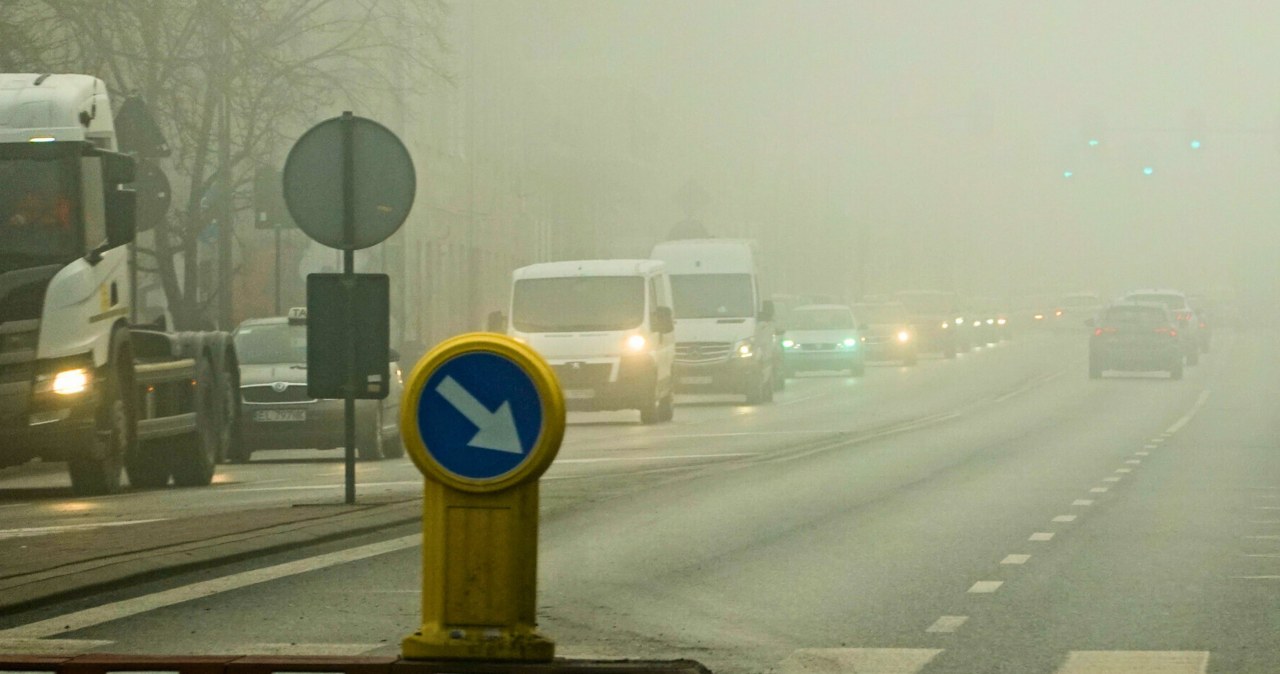 Fatalne warunki na drogach. Marznący deszcz i gęste mgły w całej Polsce