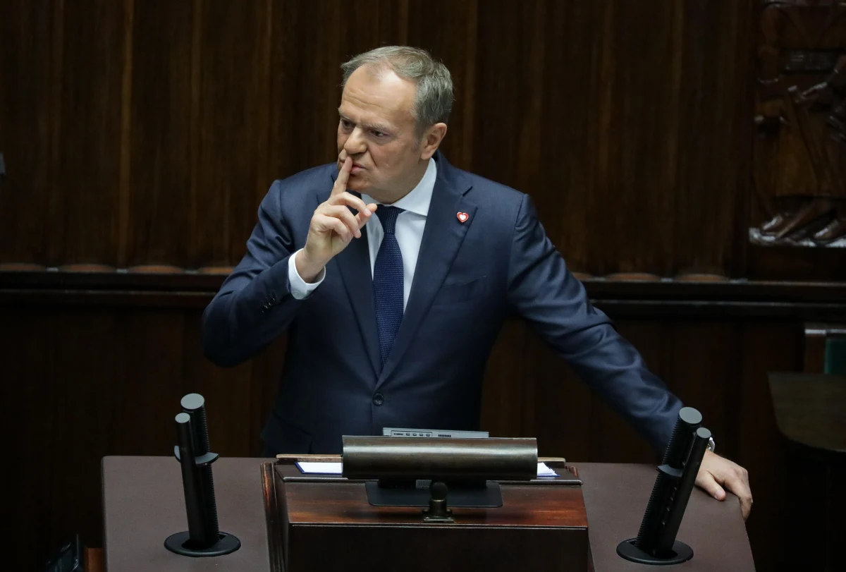 Premier Donald Tusk przedłużył obowiązywanie trzech stopni alarmowych. O szczegółach jego decyzji poinformowało Rządowe Centrum Bezpieczeństwa. 