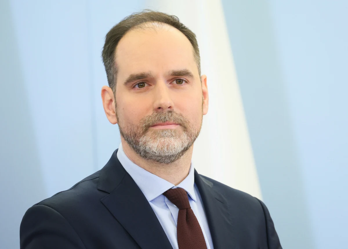 "O ile wiem, była to samodzielna decyzja Kancelarii Prezydenta RP w reakcji na spotkanie Orbána z Putinem, ale muszę powiedzieć, że uważam ją za właściwą" - tak skrócenie wizyty na Węgrzech przez prezydenta Karola Nawrockiego i rezygnację ze spotkania z Viktorem Orbanem skomentował w Rozmowie o 7:00 w Radiu RMF24 Ignacy Niemczycki, wiceszef MSZ. "Uważam, że spotkania z Orbánem, które nie mają konkretnego celu, niewiele przynoszą" - dodał.