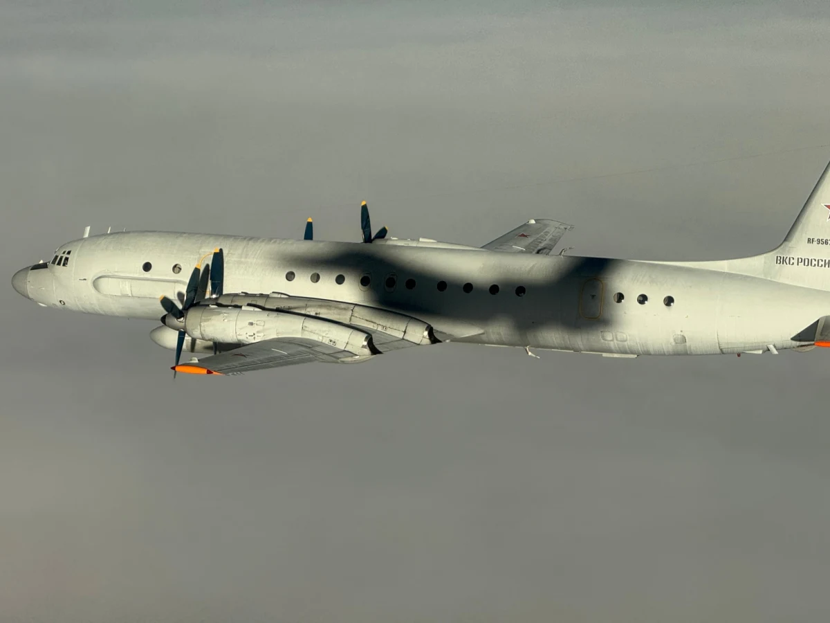 "W ostatnim okresie polskie pary dyżurne F-16 i MiG-29 wielokrotnie przechwytywały rosyjskie samoloty nad Bałtykiem, operujące bez planów lotu i z wyłączonymi transponderami" - poinformowało w niedzielę na platformie X Dowództwo Operacyjne Rodzajów Sił Zbrojnych. Podkreślono jednak, że ani razu nie doszło do naruszenia polskiej przestrzeni powietrznej. "Zgodnie z procedurami NATO, polscy piloci sprawnie przeprowadzili identyfikację wizualną i eskortę obcych statków powietrznych poza rejon odpowiedzialności" - napisano.