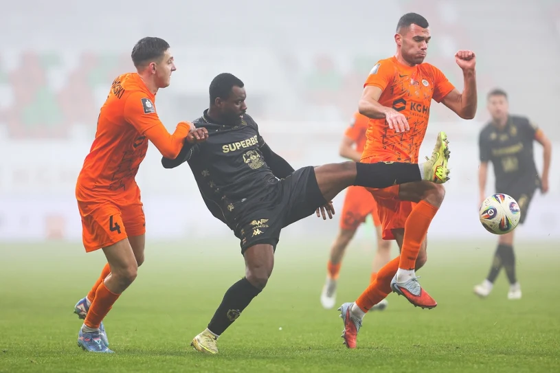 Marciniak w roli głównej. Gol natychmiast "skasowany". Nieudany atak na lidera