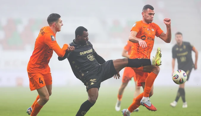 Marciniak w roli głównej. Gol "skasowany". Nieudany atak na lidera