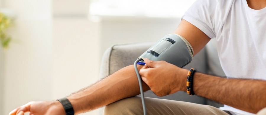 65 proc. pacjentów zmaga się z nadciśnieniem tętniczym, wśród nich są już nawet osoby bardzo młode – które dopiero rozpoczynają swoje dorosłe życie. W tym momencie chorych można leczyć właściwie tylko objawowo – obniżając zbyt wysokie ciśnienie. W Wojskowym Szpitalu Klinicznym w Krakowie prowadzone są badania we współpracy z Ośrodkiem Genomiki Medycznej OMICRON oraz Katedrą Chorób Wewnętrznych i Medycyny Wsi Uniwersytetu Jagiellońskiego – nad tym, czy wpływ na rozwój choroby mogą mieć stany zapalne i czy w perspektywie można będzie jej zapobiegać.