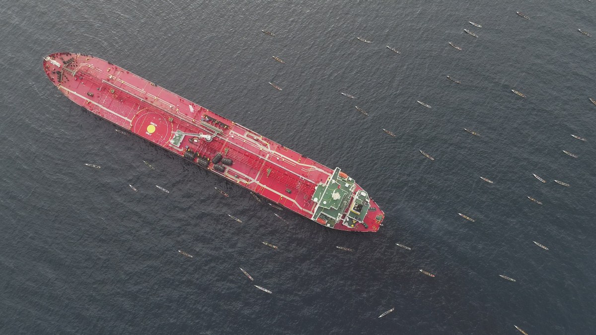 Załoga nadała sygnał SOS przed wejściem do portu. Trwa walka o zapobieżenie katastrofie