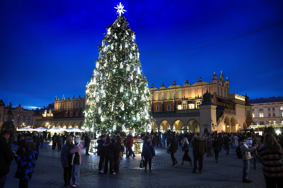 Już 6 grudnia Rynek Główny w Krakowie zamieni się w centrum świątecznej zabawy. Rozświetlenie miejskiej choinki, wspólne śpiewanie przebojów i liczne atrakcje czekają na mieszkańców oraz gości. Sprawdź, co przygotowano w tym wyjątkowym dniu, który symbolicznie rozpocznie sezon świąteczny w mieście 