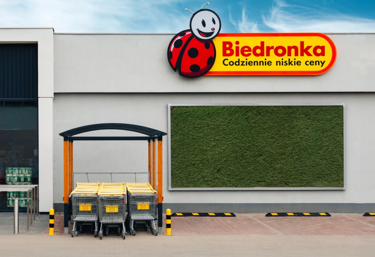 Właściciel Biedronki z potężną karą nałożoną przez UOKiK. Spółka Jeronimo Martins Polska musi zapłacić blisko 105 mln zł za wprowadzenie klientów w błąd podczas akcji promocyjnych "Specjalna Środa" i "Walentynkowa Środa". Biuro prasowe sieci Biedronka podkreśliło, że nie zgadza się z decyzją i zaskarży ją do sądu.