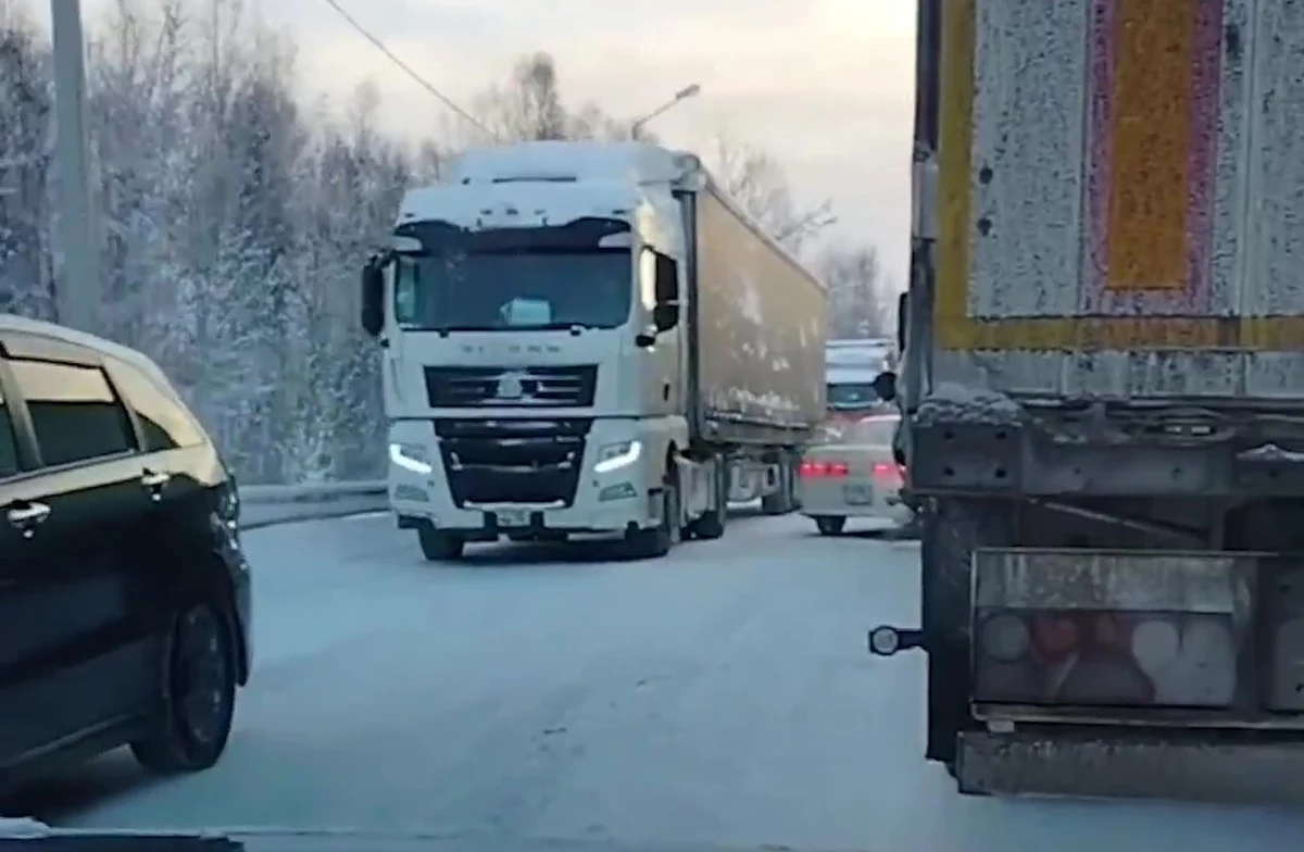 Korek o długości około 85 kilometrów utworzył się na autostradzie w pobliżu jeziora Bajkał w Rosji - poinformował telegramowy kanał "Baza". Pojazdy utknęły na ponad dziewięć godzin w temperaturze -18 stopni Celsjusza.