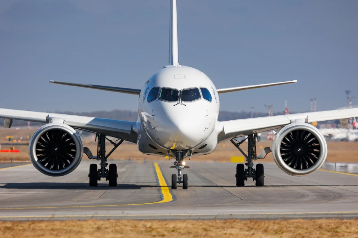 Airbus przekazał nowe informacje w sprawie problemów z oprogramowaniem w tysiącach samolotów. Już tylko niespełna 100 maszyn typu A320 pozostaje wyłączonych z lotów. Znaczna większość samolotów tego typu przeszła już modyfikację.