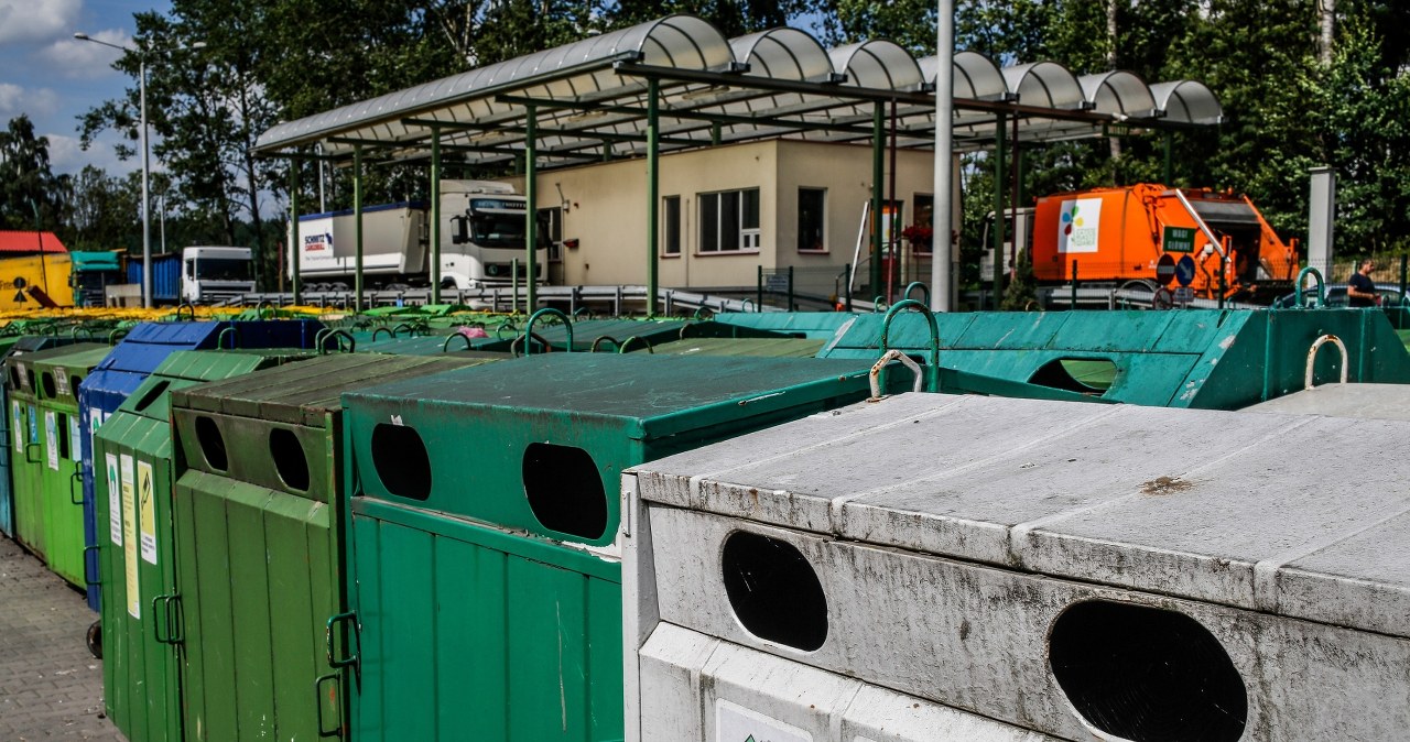 Białe pojemniki na śmieci już stoją. Co można do nich wrzucać?