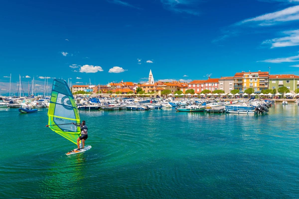 Choć w kalendarzu mamy grudzień, niektórzy już teraz zastanawiają się, gdzie spędzić kolejne lato. Osoby, które chcą uniknąć tłumów, powinny rozważyć wizytę w Izoli – słoweńskim mieście położonym nad brzegiem Adriatyku. Tak przynajmniej przekonują dziennikarze portalu Time Out.