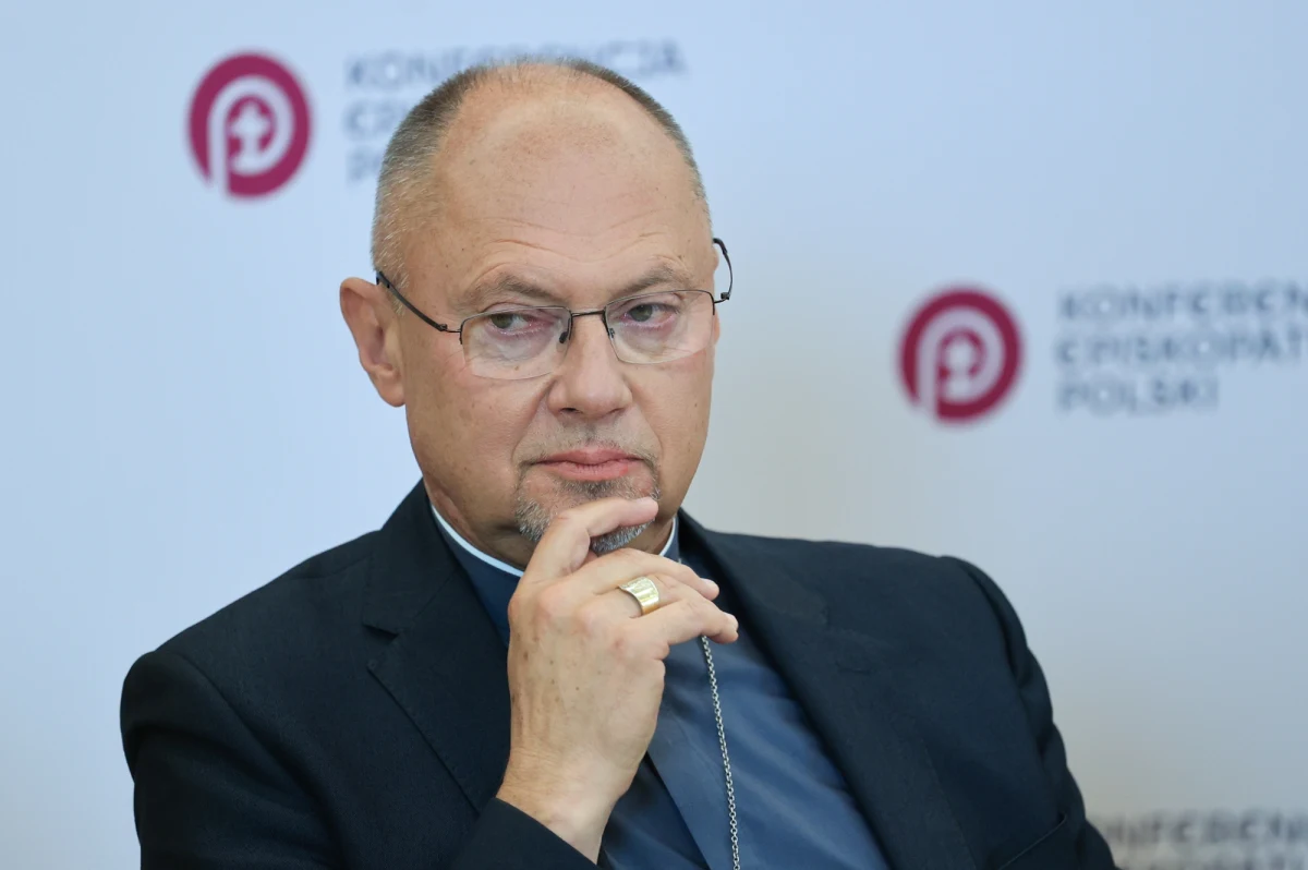 Znamy już efekty działania zespołu biskupa Sławomira Odera, który miał zająć się poprawieniem projektu dotyczącego powołania kościelnej komisji zajmującej się tuszowaniem przestępstw seksualnych w Kościele. Nasz dziennikarz dotarł do dokumentu, który porównuje projekt powołania komisji przygotowany przez biskupa Odera z tym, który przygotowali eksperci pod kierunkiem prymasa. Zmiany idą w kierunku ograniczenia niezależności i możliwości działania komisji oraz dalsze tuszowanie przestępstw.