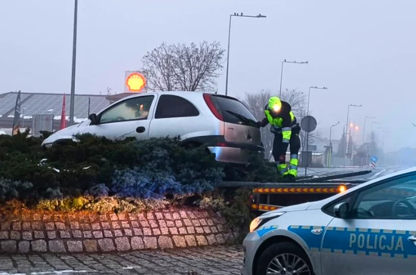 Nie opanował Corsy, zaparkował na rondzie. To nie była łatwa sztuka