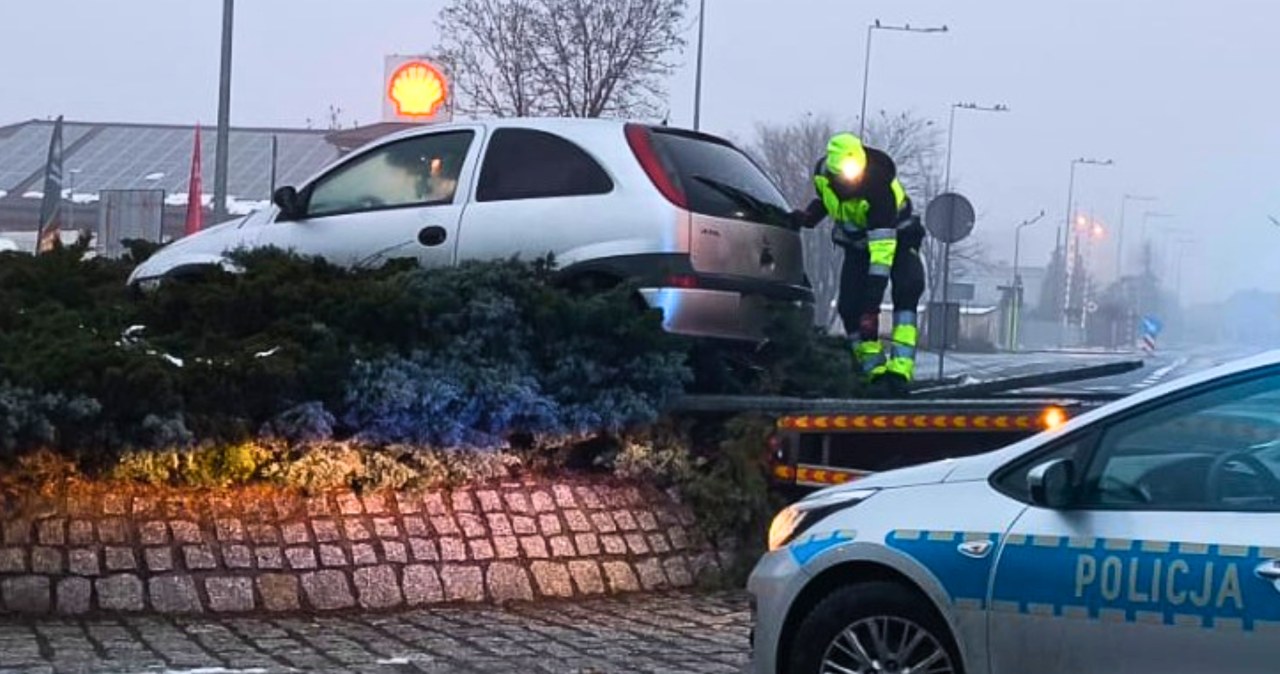 Nie opanował Corsy, zaparkował na rondzie. To nie była łatwa sztuka