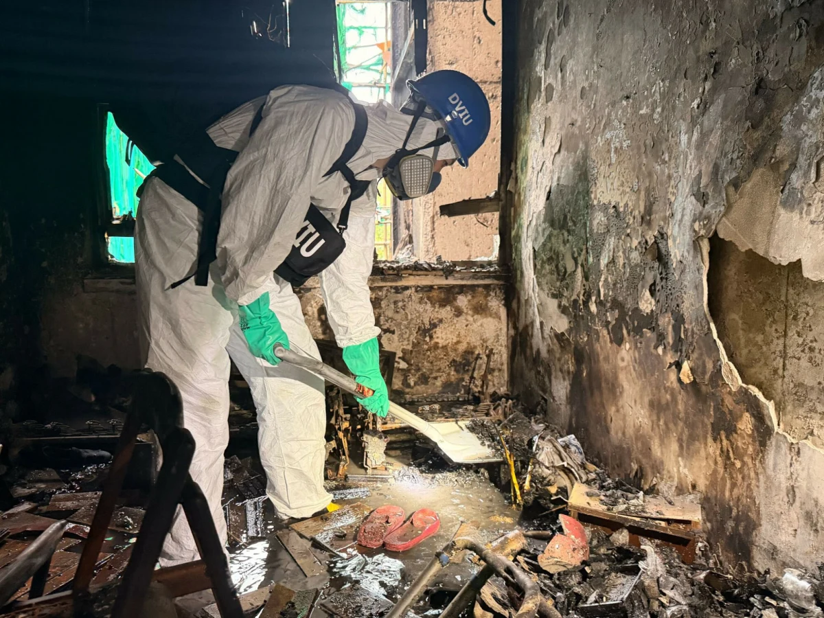 Co najmniej 151 osób nie żyje, kilkadziesiąt wciąż jest poszukiwanych. Władze Hongkongu poinformowały o aresztowaniu 13 osób podejrzanych o nieumyślne spowodowanie śmierci wielu ludzi w potężnym pożarze kompleksu wieżowców. Policja pokazała wstrząsające zdjęcia z wnętrza spalonych budynków.