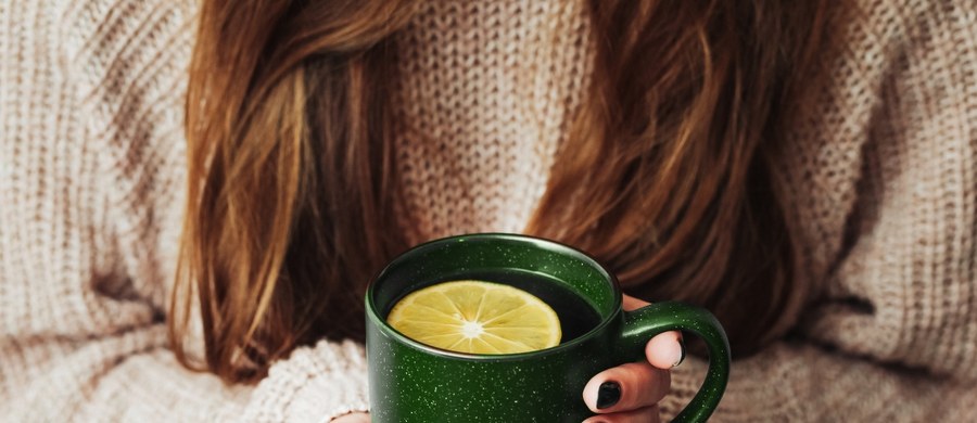 Zima zaskoczyła nas - tym bardziej, że pojawiła się jesienią. Marzniemy i szukamy sposobów na to, żeby poczuć się lepiej – rozgrzać i odnaleźć w sobie energię, także do walki z infekcjami. Okazuje się, że sposobów na to, żeby przetrwać chłodny czas jest wiele – każdy może więc wybrać coś dla siebie.