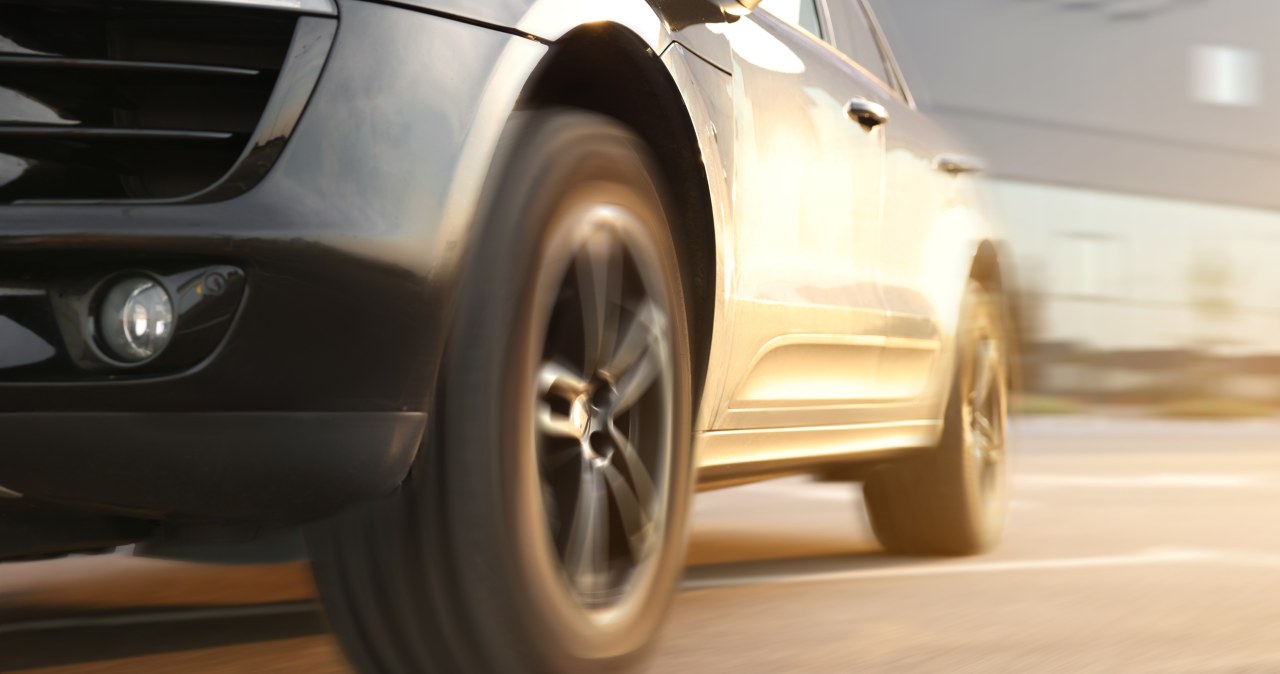 Trzaski z zawieszenia przed zakrętem. Ignorowanie ich źle się kończy