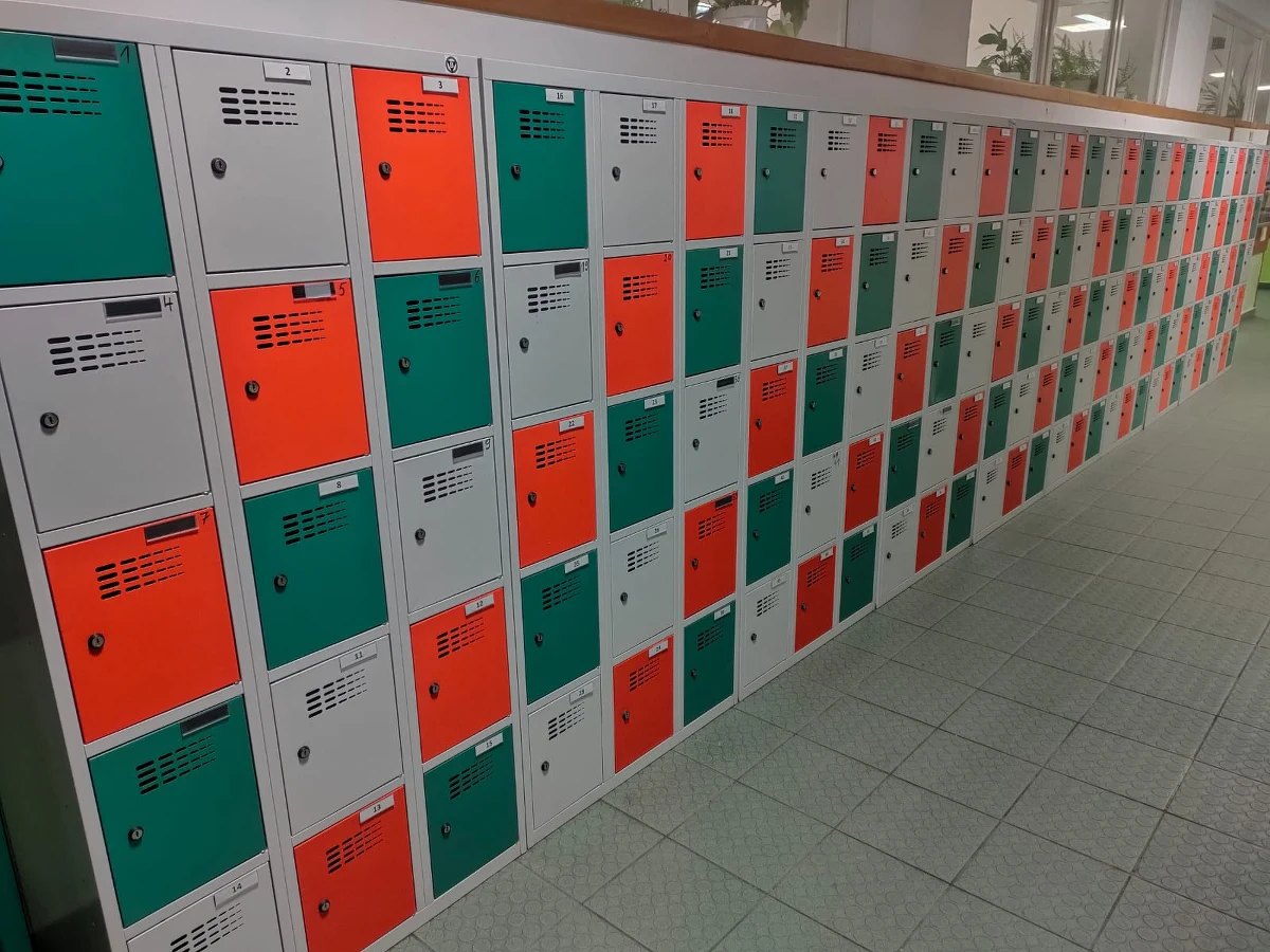 Dobór odpowiedniego wyposażenia wpływa na sposób funkcjonowania biura oraz organizację pracy. Poszczególne elementy umeblowania mogą wspierać codzienne działania zespołu, zwiększając efektywność wykorzystania przestrzeni. W tym kontekście metalowe szafki zyskują na znaczeniu jako rozwiązanie dostosowane do różnorodnych potrzeb biur. Szafki tego rodzaju ułatwiają utrzymanie porządku, ochronę wyposażenia lub dokumentów oraz wyróżniają się długowiecznością.