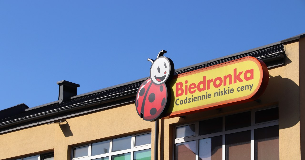 Pracownik Biedronki chwali się paczką od firmy. "Ruszy masowy handel tym"