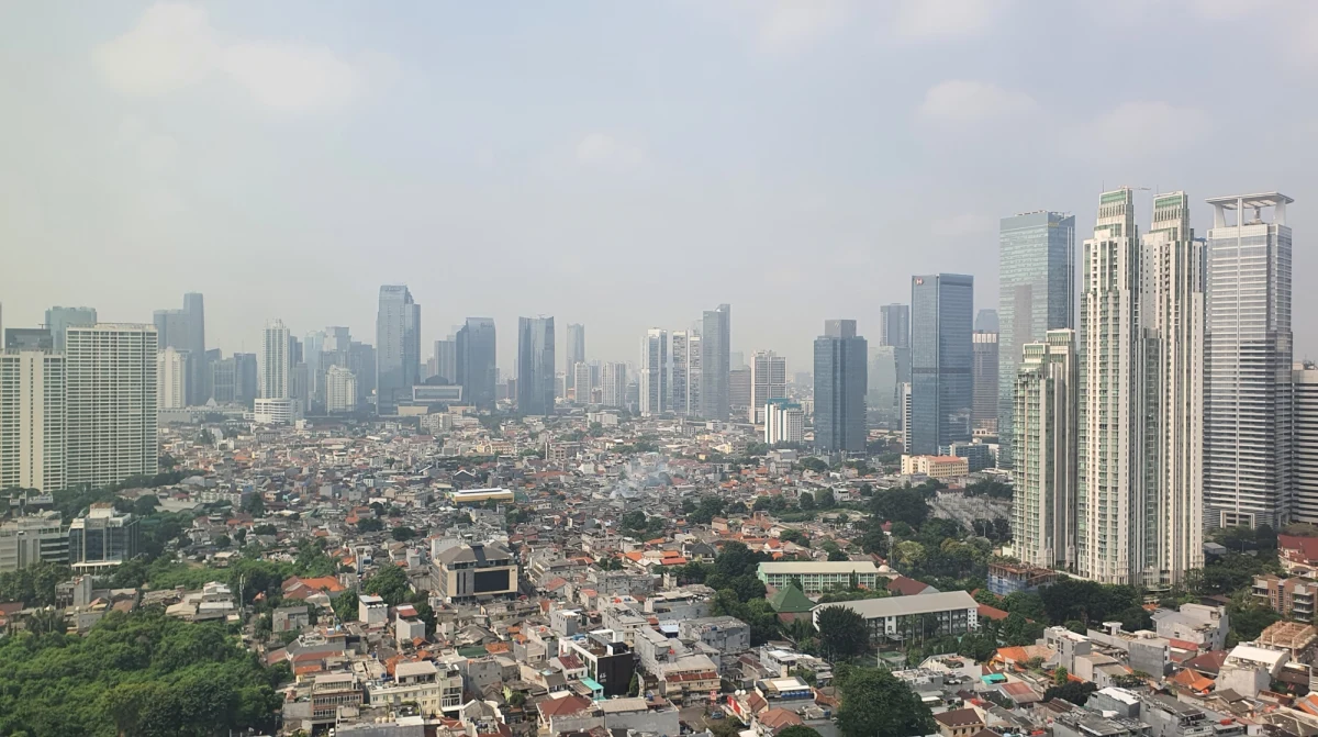 Według najnowszego raportu ONZ Dżakarta została uznana za największe miasto świata pod względem ludności, wyprzedzając dotychczasowego lidera - Tokio. Nowa metodologia liczenia mieszkańców sprawiła, że indonezyjska metropolia znalazła się na szczycie listy z niemal 42 milionami mieszkańców. W pierwszej dziesiątce dominują miasta azjatyckie, a jedynym wyjątkiem jest Kair.