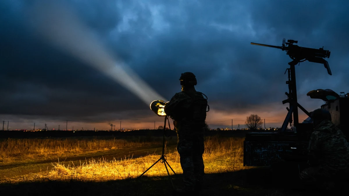Izraelska armia już wkrótce zyska nową broń w walce z zagrożeniami z powietrza - jeszcze przed końcem roku do służby ma trafić zaawansowany system przechwytywania laserowego "Żelazny Promień". Jak zapowiedział szef działu badań i rozwoju izraelskiego ministerstwa obrony, Danny Gold, technologia ta ma zrewolucjonizować obronę kraju, oferując skuteczną ochronę przed dronami i pociskami bez konieczności używania tradycyjnej amunicji.