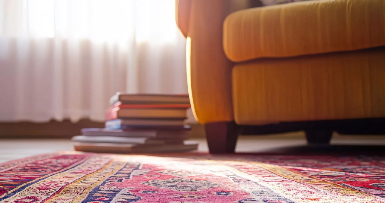 Rozsyp pod dywanem w wilgotnych pomieszczeniach. gwałtownie poczujesz różnicę