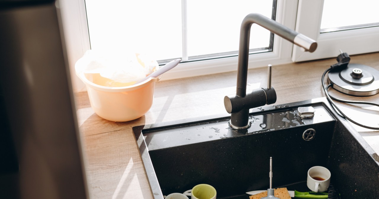 Kamień z czarnej baterii usuwaj w ten sposób. Wyczyścisz, a nie zarysujesz