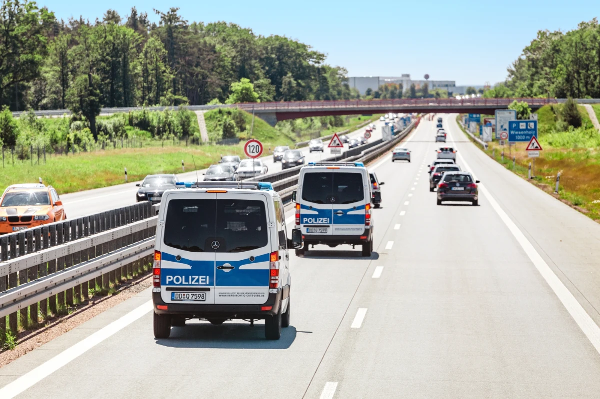 Szokujące szczegóły śledztwa w sprawie brutalnego morderstwa 32-letniej kobiety z Erytrei w Niemczech. Po odnalezieniu odciętych dłoni na autostradzie A45 policja natrafiła na poćwiartowane ciało kobiety. Jej trzymiesięczne dziecko porzucono przed klasztorem. 