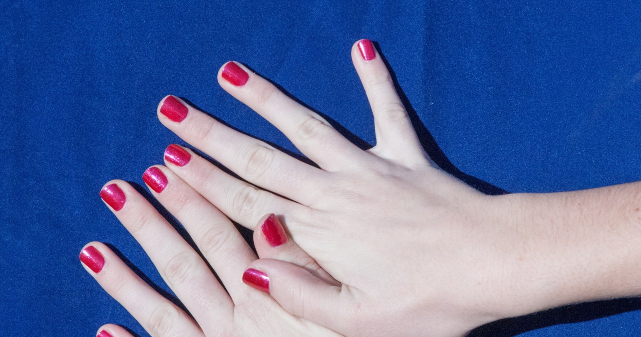 Ten kolor na paznokciach to hit na święta. Klasa sama w sobie