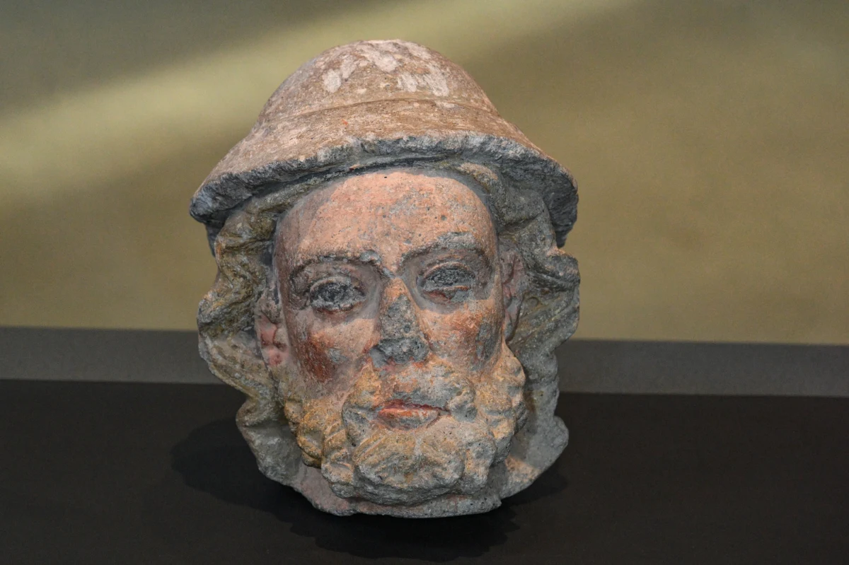 73 dokumenty z XIII-XV w. i rzeźbiona głowa św. Jakuba Starszego wracają z Niemiec do Polski. "To najważniejszy i najcenniejszy zwrot zrabowanych obiektów dziedzictwa kultury we współczesnej historii Polski" - podkreśla Ministerstwo Kultury i Nauki. Kanclerz Niemiec Friedrich Merz zapowiedział "przyspieszenie restytucji polskich dóbr kultury".