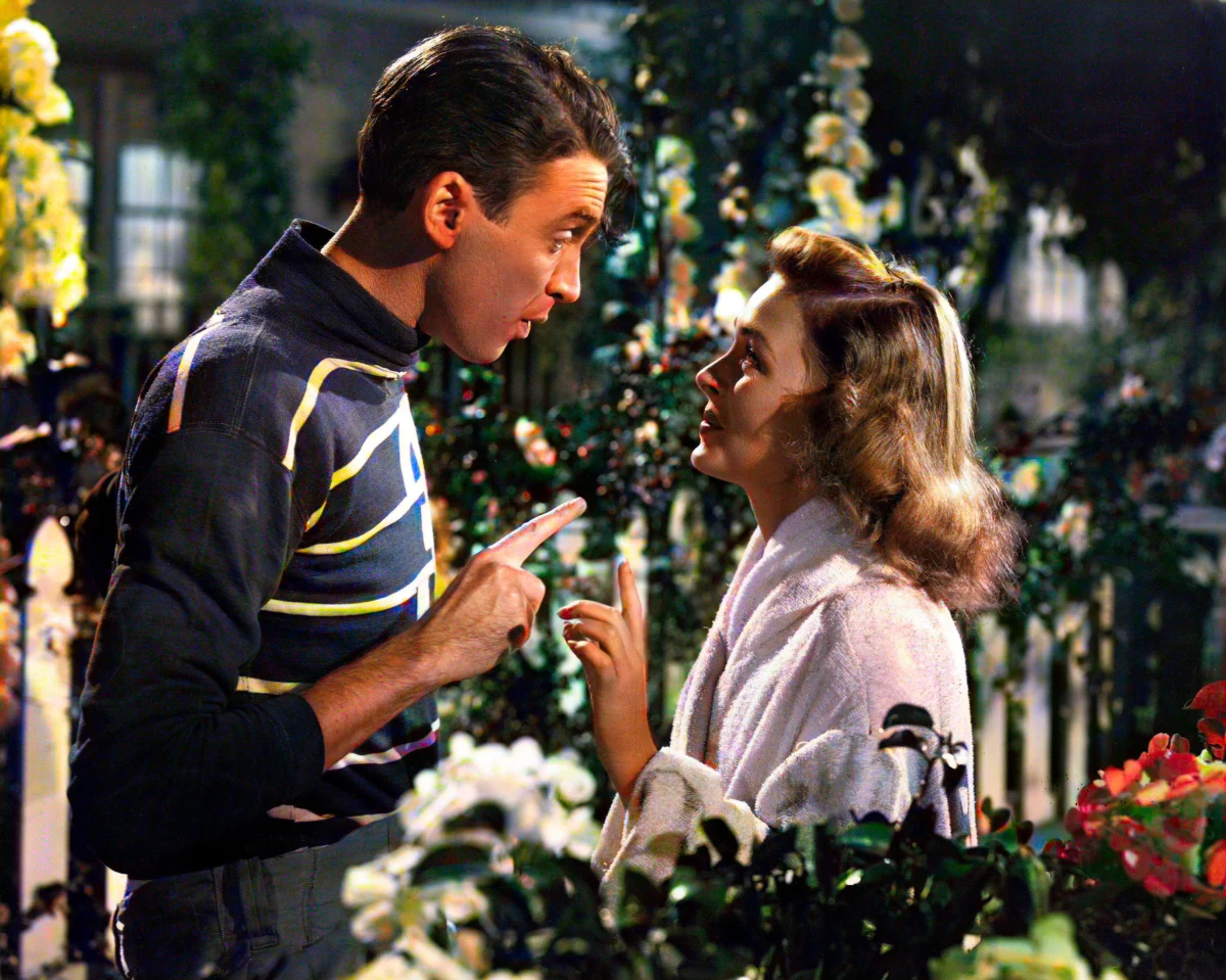 W okresie świątecznym na ekranach królują zarówno współczesne, jak i klasyczne filmy bożonarodzeniowe. Choć wybór najlepszego z nich wydaje się niemożliwy, dwóch krytyków filmowych uznało ten sam klasyk za najwspanialszy film świąteczny wszech czasów. Co ciekawe, nie jest to „Kevin sam w domu”, lecz „To wspaniałe życie”.