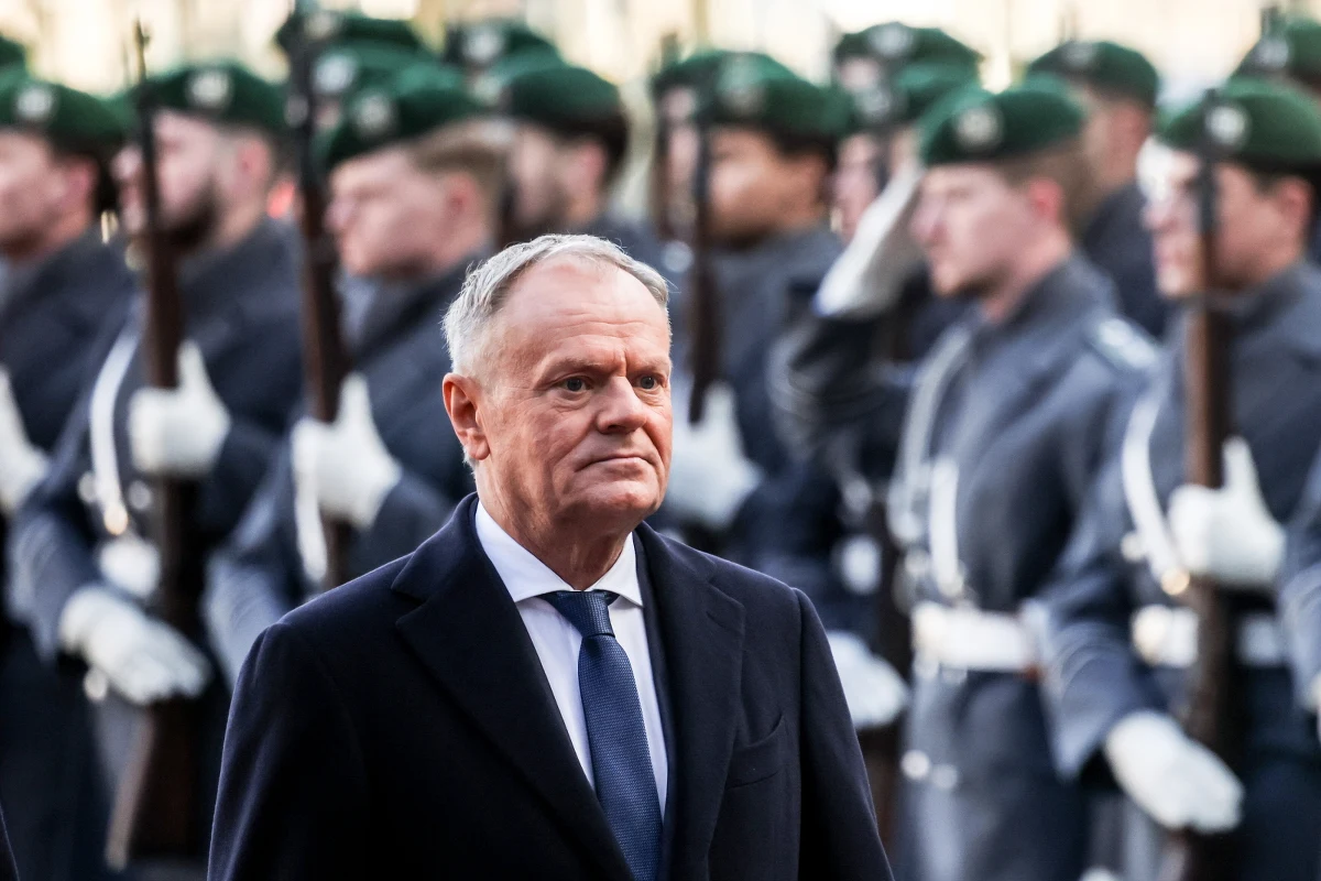 ​"Europejscy liderzy nie mają wątpliwości, co do potrzeby obecności Polski w najważniejszych formatach do spraw pokoju na Ukrainie. Powiedzmy, że nie wszyscy w Waszyngtonie i na pewno nikt w Moskwie nie chce, by Polska była wszędzie obecna" - ocenił w poniedziałek w Berlinie premier Donald Tusk. "Traktuję to jako komplement: pod moim adresem i pod adresem Polski" - dodał szef rządu.