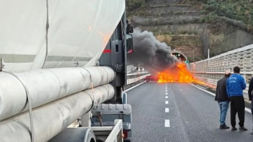 Obrabowali konwój na włoskiej autostradzie. Sceny jak z filmu akcji