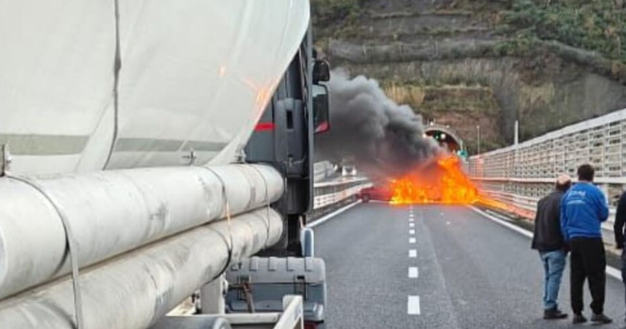 Obrabowali konwój na włoskiej autostradzie. Sceny jak z filmu akcji